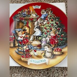 AVON SHARING “CHRISTMAS WITH FRIENDS"
1992 CHRISTMAS PLATE New in box